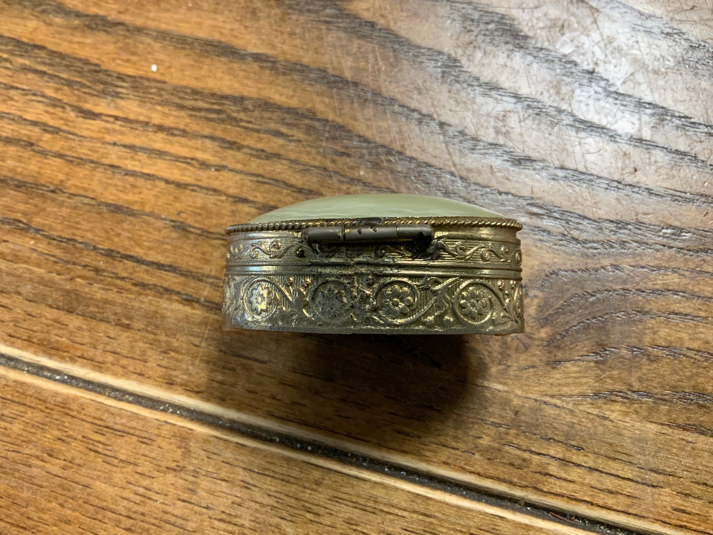 Vintage trinket / pill box