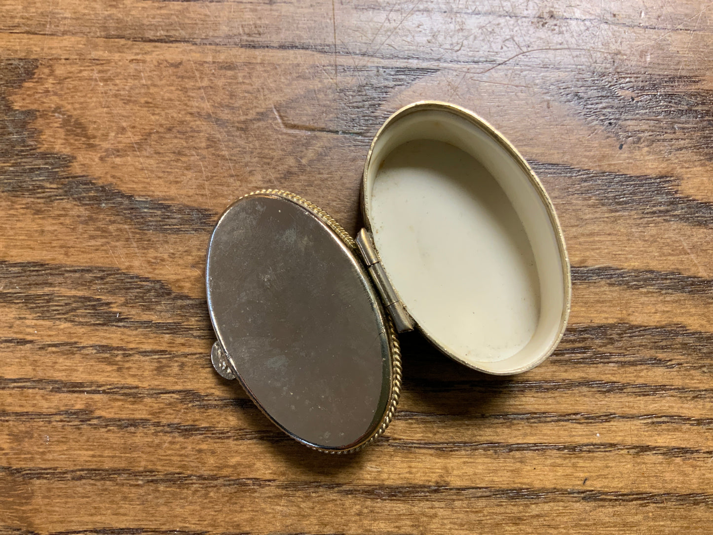 Vintage trinket / pill box